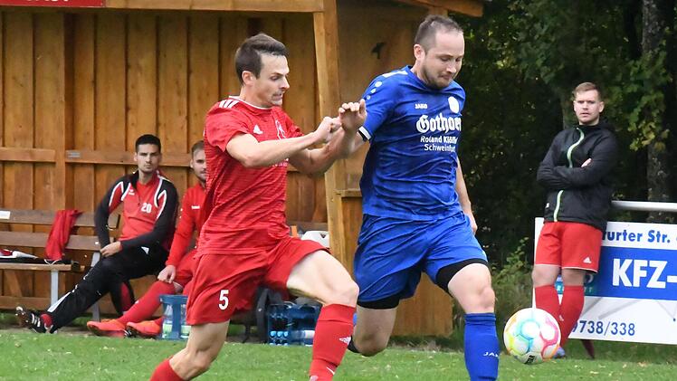 Auch gegen den FV Rannungen mit Daniel Kraus Rannungen (rechts) lief der TSV Bad Königshofen mit Florian Götz zumeist hinterher und bleibt nach dem 2:0-Heimsieg der Heimelf weiter sieglos. Foto: Hopf