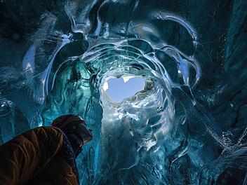 Entdecker in den blauen Eishöhlen des Gletschers Jökulsárlón, Island, Nordatlantik Explorer in the blue ice caves in Jökulsárlón glacier, Iceland, North Atlantic Ocean