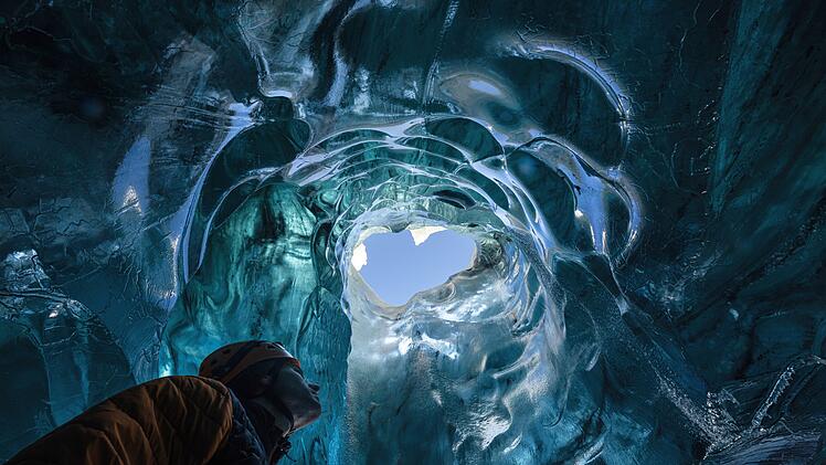 Entdecker in den blauen Eishöhlen des Gletschers Jökulsárlón, Island, Nordatlantik Explorer in the blue ice caves in Jökulsárlón glacier, Iceland, North Atlantic Ocean