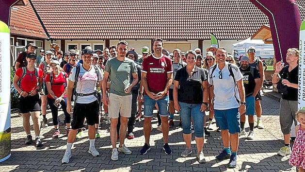 Beim Start der Wanderer, f&uuml;r die drei Strecken zur Wahl standen.Frankenwald-Tourismus