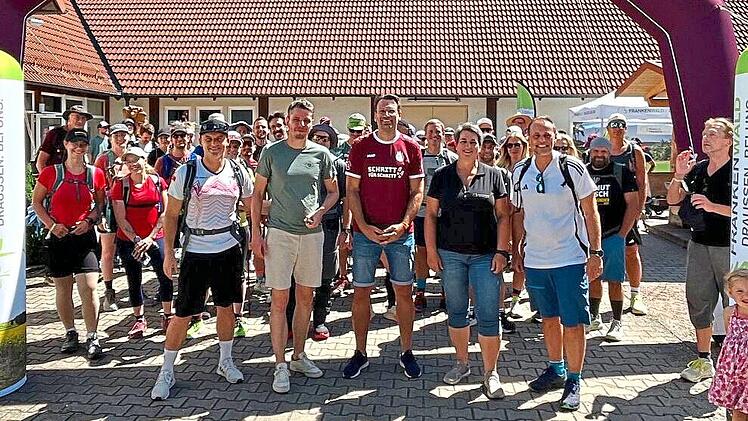 Beim Start der Wanderer, f&uuml;r die drei Strecken zur Wahl standen.Frankenwald-Tourismus