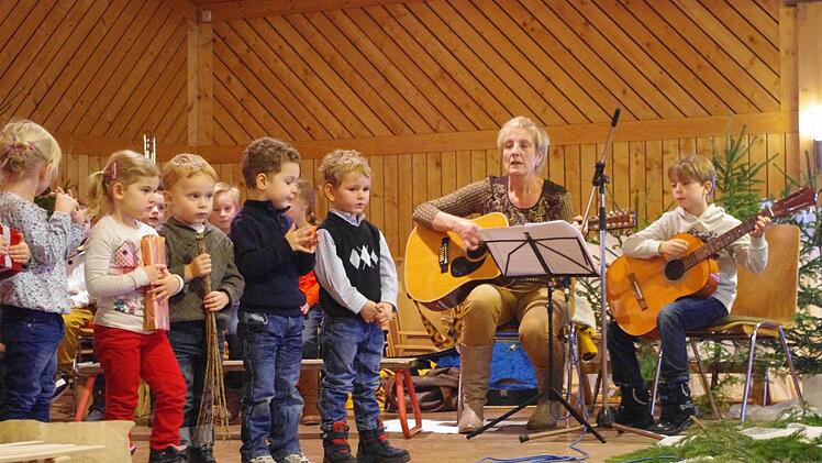 Auch heuer begleitete der neunjährige Johannes Backer (rechts) die Vorführungen der Kindergartenkinder auf der Gitarre. Das Bild zeigt ihn mit Kindergarten-Leiterin Gertrud Schubert.