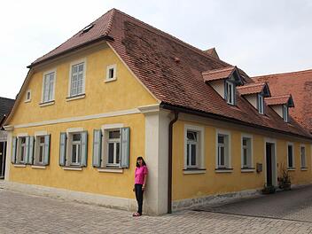 Lore Bär und ihr Ehemann haben in Mühlhausen ein Wohnstallhaus saniert und erhielten dafür die Bayerische Denkmalschutzmedaille. Fotos: Martin Kreklau