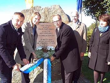Sie legten am Gedenkstein von Franz Josef Strauß einen Kranz nieder (von links): Jürgen Baumgärtner, Emmi Zeulner, Christian Meißner, Michael Möslein und Edith Güthlein  Foto: Andreas Welz
