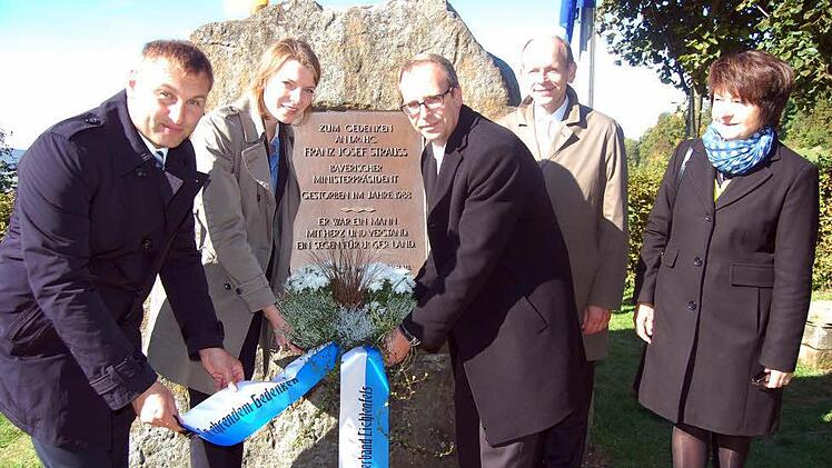 Sie legten am Gedenkstein von Franz Josef Strauß einen Kranz nieder (von links): Jürgen Baumgärtner, Emmi Zeulner, Christian Meißner, Michael Möslein und Edith Güthlein  Foto: Andreas Welz