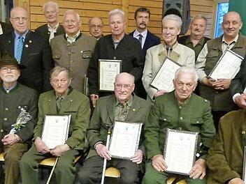 In der Hauptversamlung wurden diese langjährigen Mitglieder des Landesjagdverbandes ausgezeichnet. Foto: Lothar Weidner