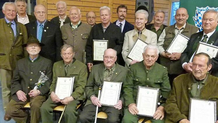 In der Hauptversamlung wurden diese langjährigen Mitglieder des Landesjagdverbandes ausgezeichnet. Foto: Lothar Weidner
