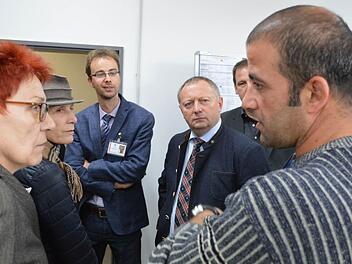 Zu Besuch in der Notunterkunft: Mitglieder des Kreisausschusses zusammen mit Landrat Thomas Bold (Vierter von links). Foto: Isolde Krapf