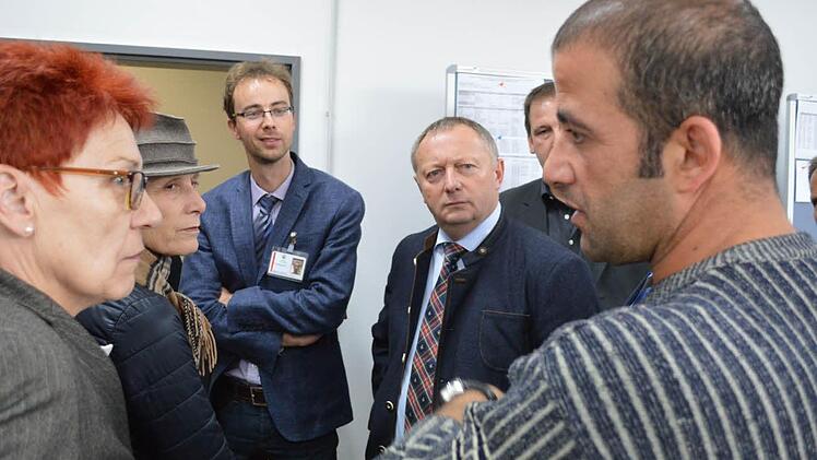 Zu Besuch in der Notunterkunft: Mitglieder des Kreisausschusses zusammen mit Landrat Thomas Bold (Vierter von links). Foto: Isolde Krapf