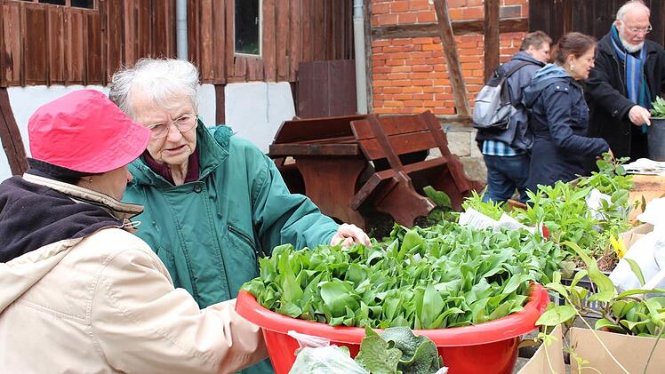 Inge Ultsch (Zweite von links) war immer für das Kuchenbüffet zuständig. Foto: Ulrike Nauer