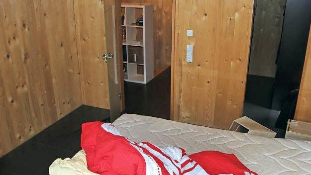 Hier im Schlafzimmer hinter der Glastür wartete der Täter auf Dietmar Müller.