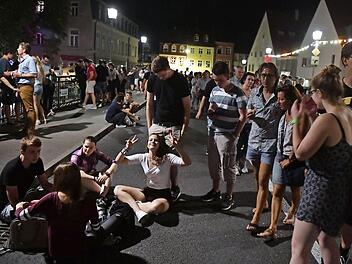 Auch das ist die Sandkerwa: Jugendliche feiern auf der Markusbrücke.  Foto: Ronald Rinklef