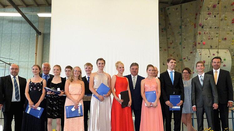 Abschlussbild mit den Jahrgangsbesten. Rechts Schulleiter und Oberstudiendirektor Horst Pfadenhauer. Foto: Werner Reißaus