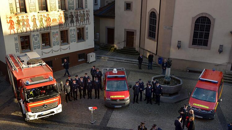 Drei Feuerwehrfahrzeuge erhielten den  kirchlichen Segen.  Foto: Peter Rauch
