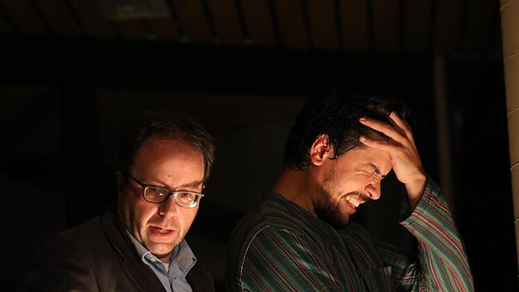 Die Theatergruppe Kompassion des Franz-Miltenberger-Gymnasiums  spielte die Farce "Benefiz. Jeder rettet einen Afrikaner" von Ingrid Lausund. Foto: Sebastian Schmitt