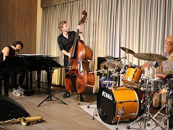 Maria Baptist mit Fabian Timm am Bass, John Betsch an den Drums und dem Saxofonisten Jan von Klewitz. Carolin Herrmann