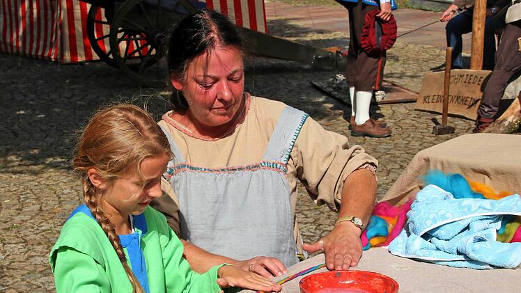 Auf den Münnerstädter Anger ist mittelalterliches Lagerleben eingezogen. Dieter Britz