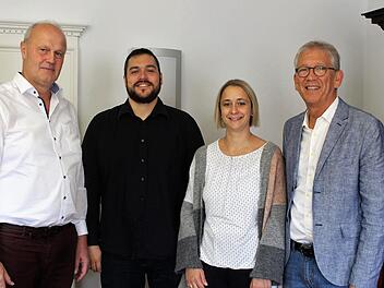 Bürgermeister Gerald Brehm (links) hieß die neuen Konrektoren Sebastian Rüger und Diana Scheidt (Bildmitte) willkommen. Im Bild rechts der Rektor der Ritter-von-Spix-Schule Michael Ulbrich    Foto: Evi Seeger