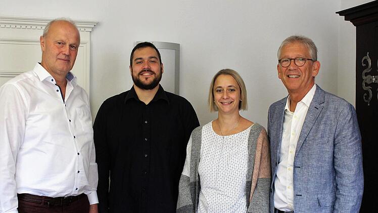 Bürgermeister Gerald Brehm (links) hieß die neuen Konrektoren Sebastian Rüger und Diana Scheidt (Bildmitte) willkommen. Im Bild rechts der Rektor der Ritter-von-Spix-Schule Michael Ulbrich    Foto: Evi Seeger