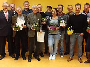 B&uuml;rgermeister Bernd Rebhan, Vorsitzender Hans Siegmeth, Kreisvorsitzender Fritz Pohl, Hans Heiner Hampel, Klaus Rasokat, J&uuml;rgen F&ouml;rtsch, Georg Parthym&uuml;ller, Sabine Herzog, Linda Hoffmann, Torsten Schmitt, Reiner Schwarz, Paul Siegmeth, Martin Gareis, Kreisvorsitzender Verband Wohneigentum; und Julia Kratofil (v. l.) Foto: privat