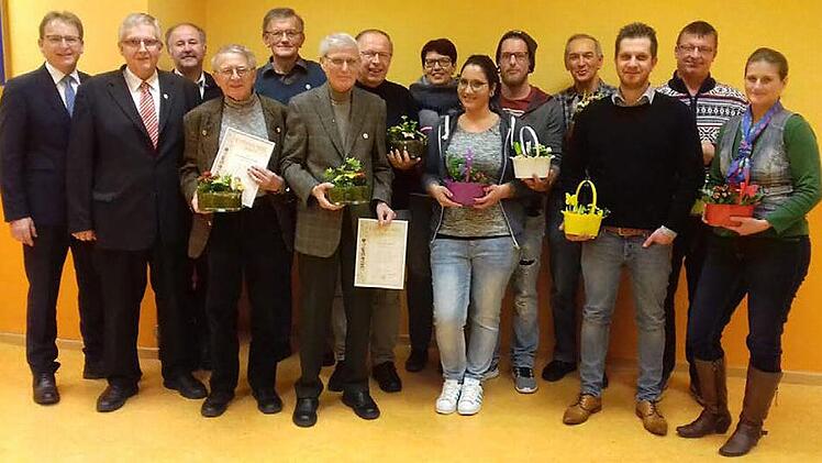 B&uuml;rgermeister Bernd Rebhan, Vorsitzender Hans Siegmeth, Kreisvorsitzender Fritz Pohl, Hans Heiner Hampel, Klaus Rasokat, J&uuml;rgen F&ouml;rtsch, Georg Parthym&uuml;ller, Sabine Herzog, Linda Hoffmann, Torsten Schmitt, Reiner Schwarz, Paul Siegmeth, Martin Gareis, Kreisvorsitzender Verband Wohneigentum; und Julia Kratofil (v. l.) Foto: privat