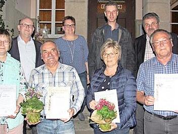 Ehrungen beim Obst- und Gartenbauverein Rohrbach: Das Bild zeigt von links (vorne) Barbara Herr, Reinhard Hilbig, Ingrid und Lutz Kramer sowie (dahinter) Zweiten B&uuml;rgermeister Helfried Schreiner, Vorsitzende Martina Schreiner, Zweiten Vorsitzender Michael Herr und stellvertretenden Kreisvorsitzenden Reiner Br&uuml;ckner. Foto: Alexandra Kemnitzer