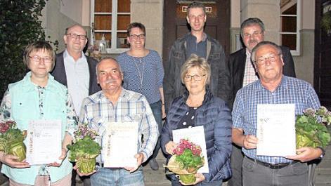Ehrungen beim Obst- und Gartenbauverein Rohrbach: Das Bild zeigt von links (vorne) Barbara Herr, Reinhard Hilbig, Ingrid und Lutz Kramer sowie (dahinter) Zweiten B&uuml;rgermeister Helfried Schreiner, Vorsitzende Martina Schreiner, Zweiten Vorsitzender Michael Herr und stellvertretenden Kreisvorsitzenden Reiner Br&uuml;ckner. Foto: Alexandra Kemnitzer