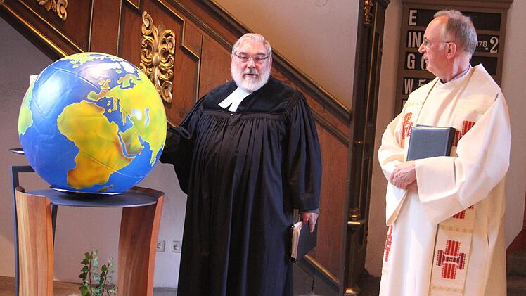 Die Pfarrer Traugott Burmann und Hans Roppelt zelebrierten den Sch&ouml;pfungs-Gottesdienst.  Foto: Sonny Adam