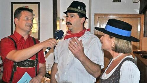Der Rundfunk zu Gast im Tunnlsaal: Moderator Werner Aumüller (links) und Maria Bauer im Gespräch mit Uwe Rädlein