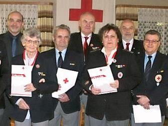 Ehrungen bei der BRK-Bereitschaft Lautertal (von links): Claus Weigand, Stephan Valtin, Heidemarie Heim, Bruno Heim, Ottmar Hinz, Ingrid Hinz, Rolf Heß, Klaus Bauer und Karl Kolb  Foto: Martin Rebhan