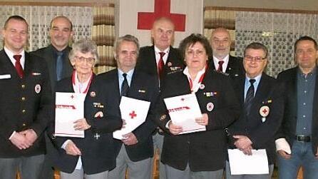 Ehrungen bei der BRK-Bereitschaft Lautertal (von links): Claus Weigand, Stephan Valtin, Heidemarie Heim, Bruno Heim, Ottmar Hinz, Ingrid Hinz, Rolf Heß, Klaus Bauer und Karl Kolb  Foto: Martin Rebhan