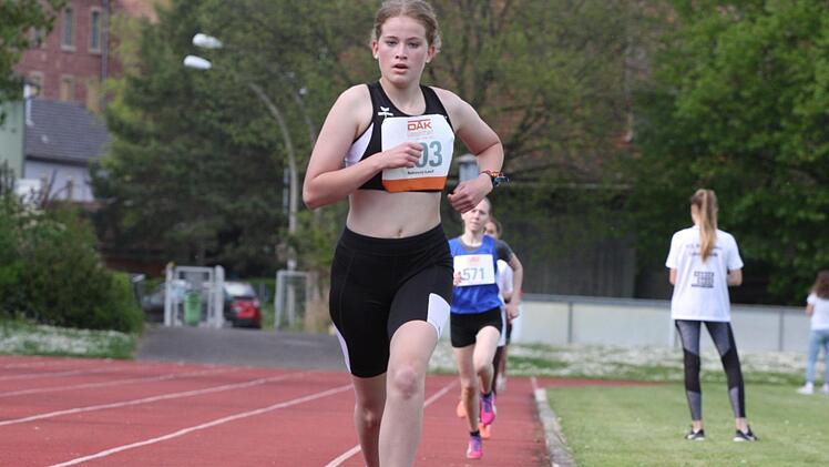 Die 800 Meter der Schülerinnen W14 bewältigte Kimberly Herrlein (1. FC Rottershausen) am schnellsten. Foto: Reinhold Nürnberger