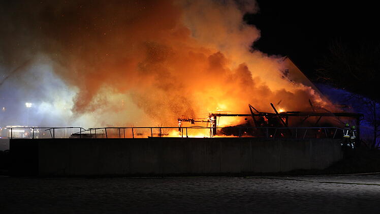 Gro&szlig;aufgebot der Feuerwehr im Einsatz: Geb&auml;ude brennt komplett nieder