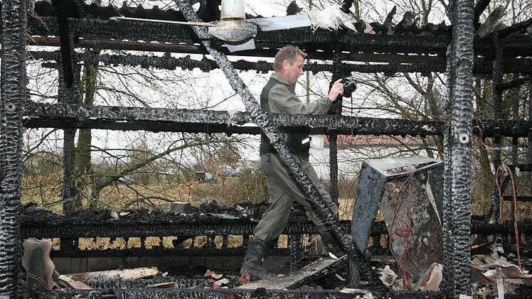 Der Hauptkommissar  durchschreitet den Brandort.
