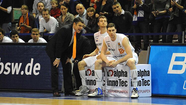 BBC-Trainer Marco van den Berg mit Simon Schmitz und Joe Trapani.
