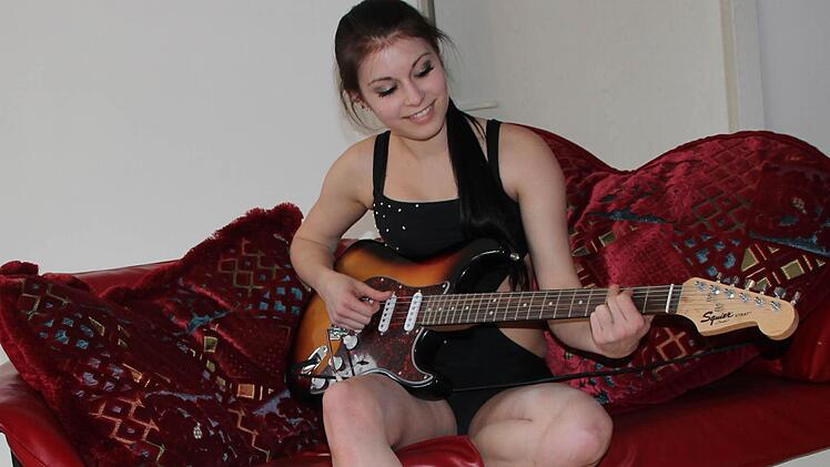 ... und nebenbei rockt sie auf der E-Gitarre.