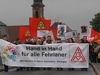 Der Demonstrationszug kommt über die Alte Mainbrücke. Fotos: Gerhard Bauer