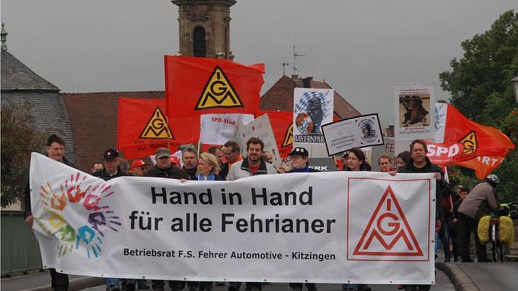 Der Demonstrationszug kommt über die Alte Mainbrücke. Fotos: Gerhard Bauer