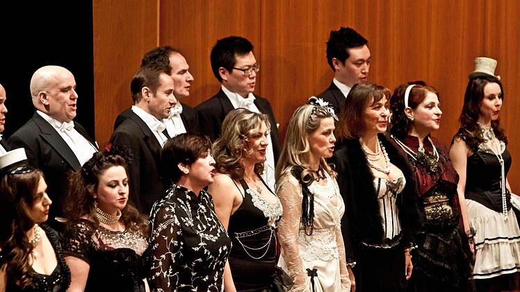 Der Chor des Landestheaters Coburg bei der Silvester-Gala im Kongresshaus.Foto: Jochen Berger