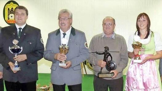 Bei der Ehrung der Pokalgewinner (v.l.) Schützenmeister Frank Zapf, Pokalgewinner Dominik Kestel, Heinrich Nieblich, Helmut Rebhan (stellvertretend für Josef Neubauer), Anna Scheiblich und Zweiter Schützenmeister Uli Holzmann