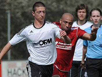 Auf dem Platz kann der verletzte Spielertrainer Alan Hassgall (hier noch im roten Trikot des ASV Vach) dem ASV Niederndorf derzeit nicht helfen und muss sich auf Anweisungen von außen beschränken. Foto: Archiv