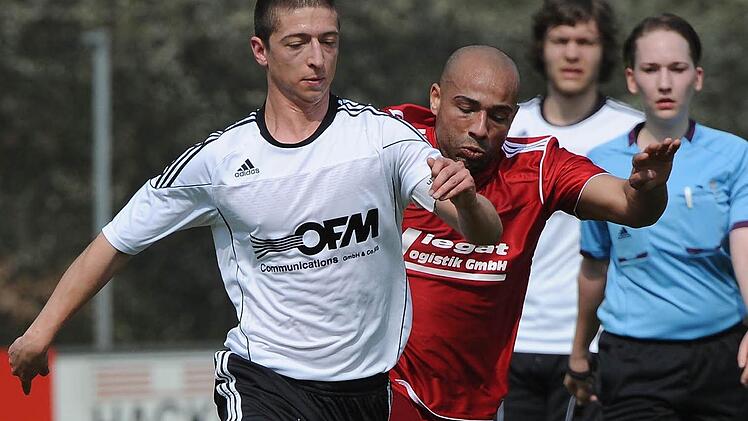 Auf dem Platz kann der verletzte Spielertrainer Alan Hassgall (hier noch im roten Trikot des ASV Vach) dem ASV Niederndorf derzeit nicht helfen und muss sich auf Anweisungen von außen beschränken. Foto: Archiv