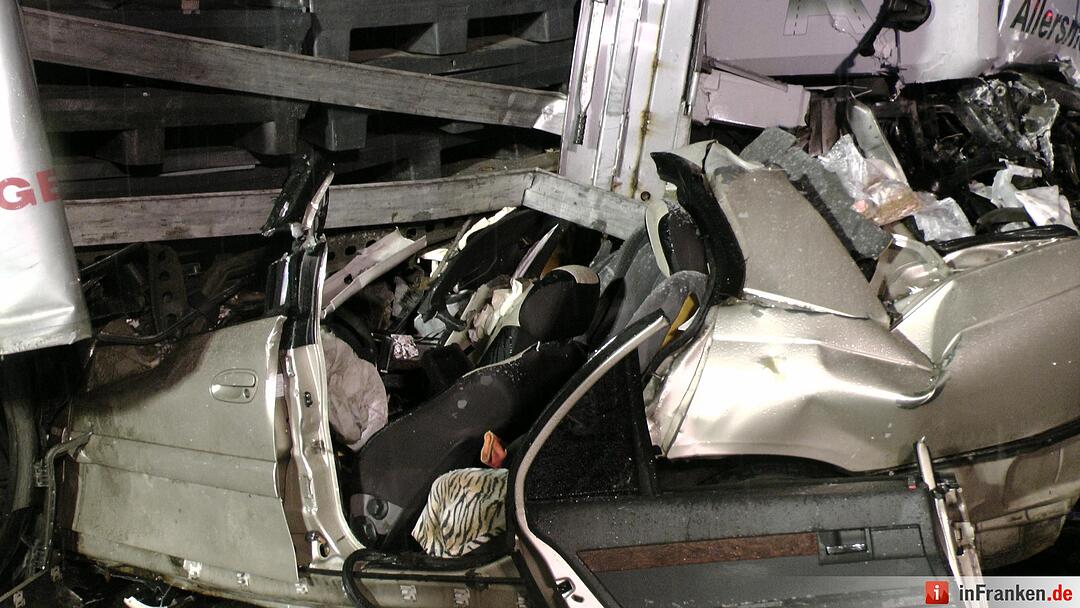 Auto zwischen zwei Lkw zerquetscht, Fahrer nur leicht verletzt