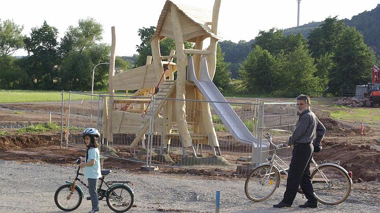 Auch das etwas futuristisch wirkende Spielhaus steht. Hier soll auch der Wasserspielplatz entstehen.