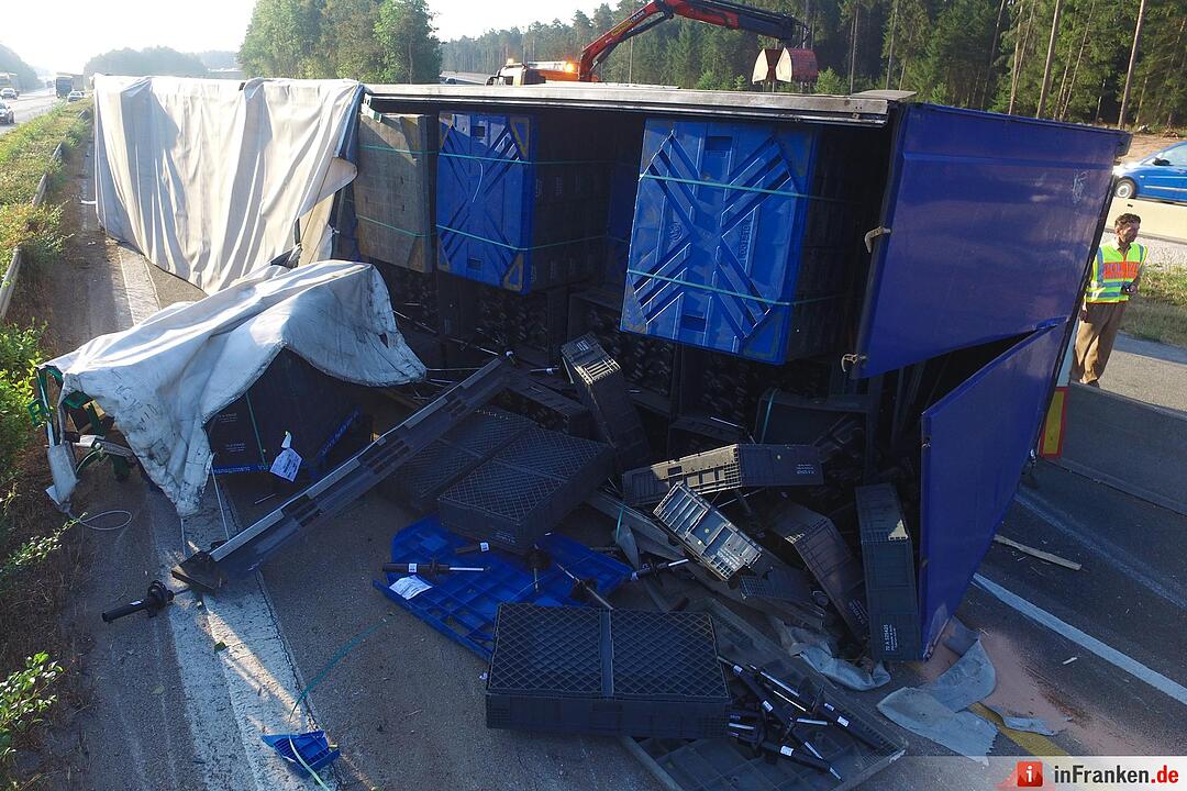 Sattelzug kippt in Baustellenbereich bei Nürnberg um