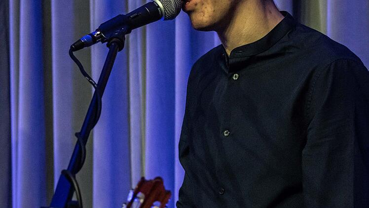 Der junge Liedermacher Erik Konietzko beeindruckte bei seinem Gastspiel in Coburg. Foto: Jochen Berger