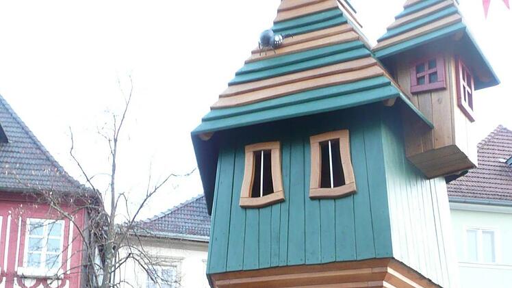 Der Rapunzelturm, hier noch mit rot-weißem Absperrband versehen, steht Kindern seit der gestrigen Eröffnung des Märchenwaldes zum Klettern und Spielen zur Verfügung.Popp