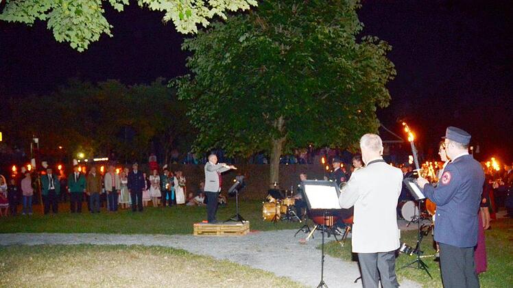 Einen Augen- und Ohrenschmaus ganz besonderer Art erlebten die Zuschauern beim großen Zapfenstreich des Musikvereins und den Feuerwehren aus der gesamten Gemeinde Steinbach am Wald. Foto: Karl-Heinz Hofmann