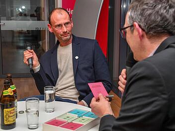 Auch Stephan Kettner musste sich vor dem eigentlichen Interview einem kleinen Bamberg-Quiz stellen, die Fragen stellte jeweils Redaktionsleiter Michael Memmel. Foto: Ronald Rinklef
