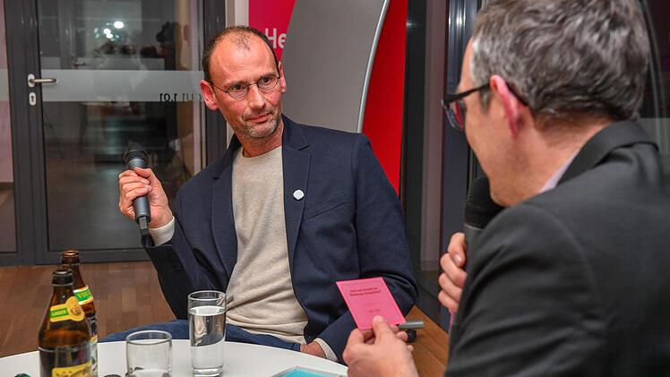 Auch Stephan Kettner musste sich vor dem eigentlichen Interview einem kleinen Bamberg-Quiz stellen, die Fragen stellte jeweils Redaktionsleiter Michael Memmel. Foto: Ronald Rinklef